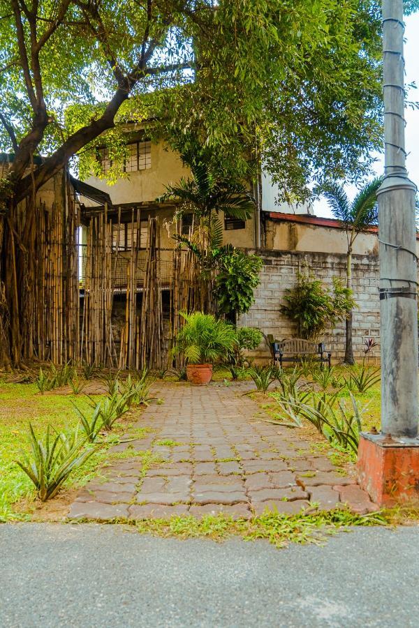 Yong'S Place At Isabelle De Valenzuela Manila Exterior foto